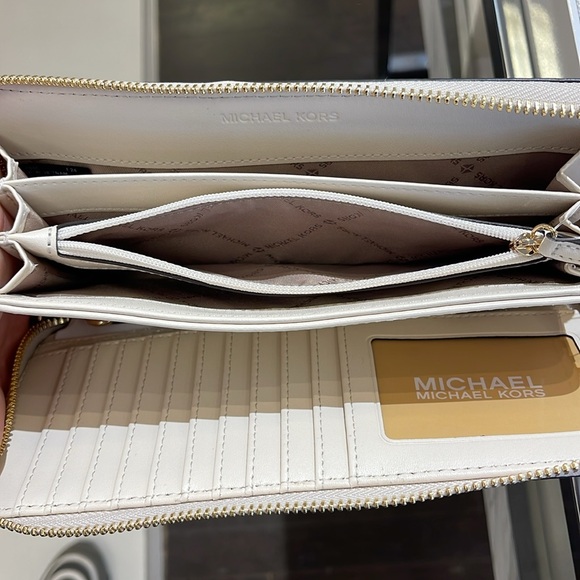 Michael Kors Jet Set Travel Large Signature Logo and Metallic Continental Wallet - Picture 9 of 16